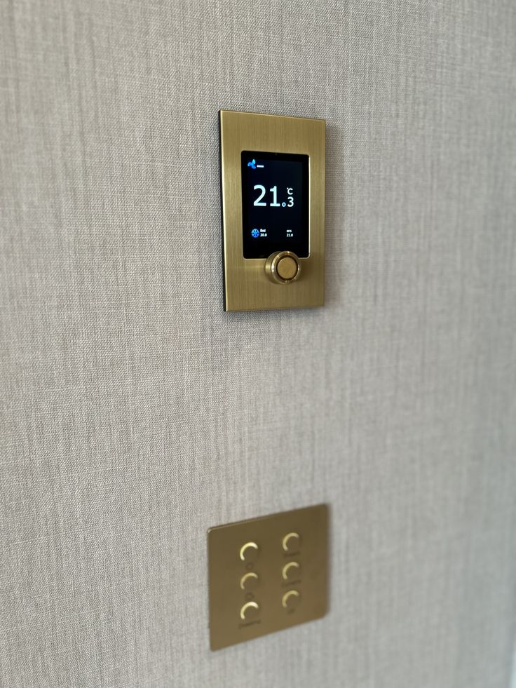 Basalte brass thermostat